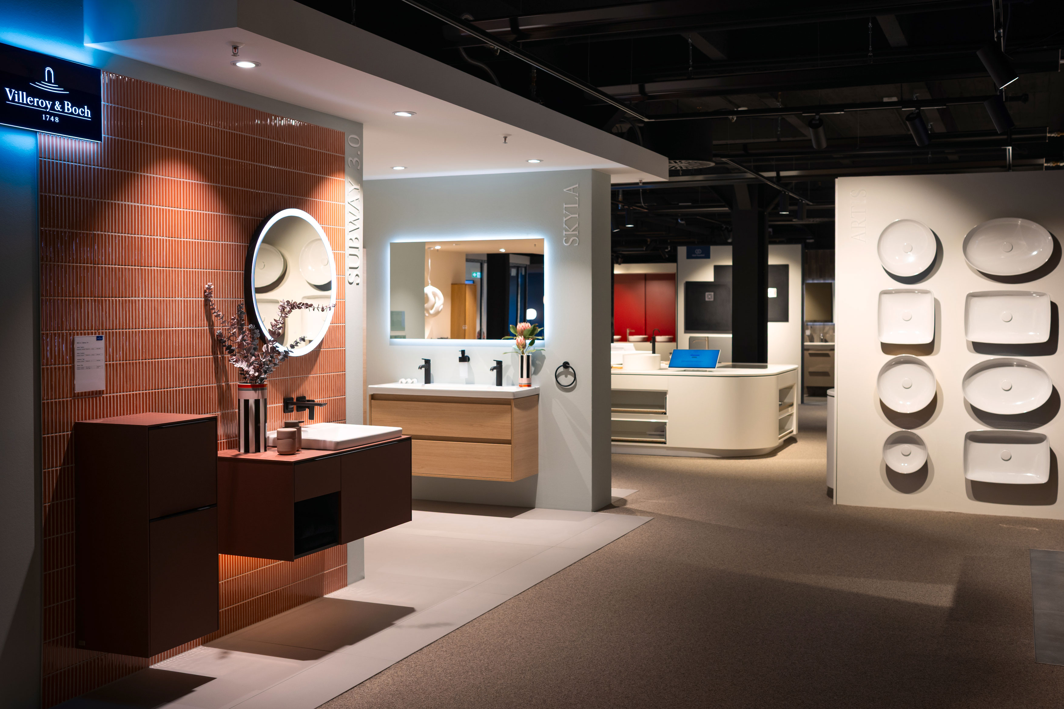 Villeroy & Boch Bad & Wellness Showroom mit Waschtischen, Spiegel, Armaturen und Wandinstallation mit Waschbecken